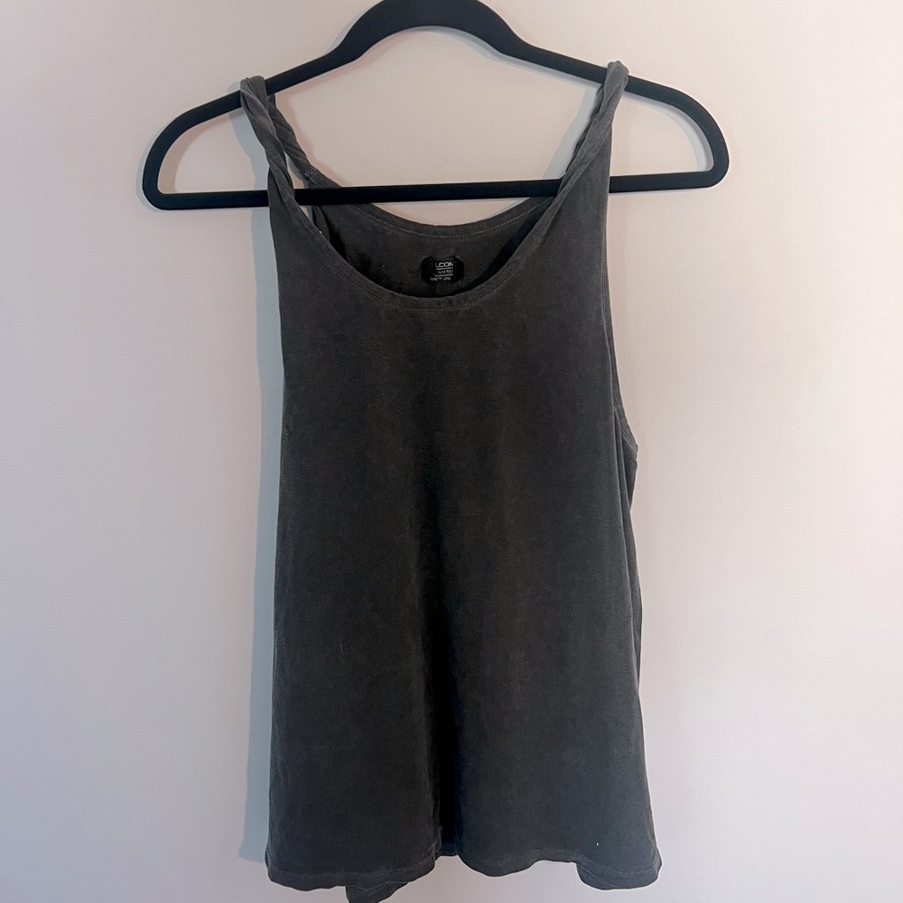 Volcom tank